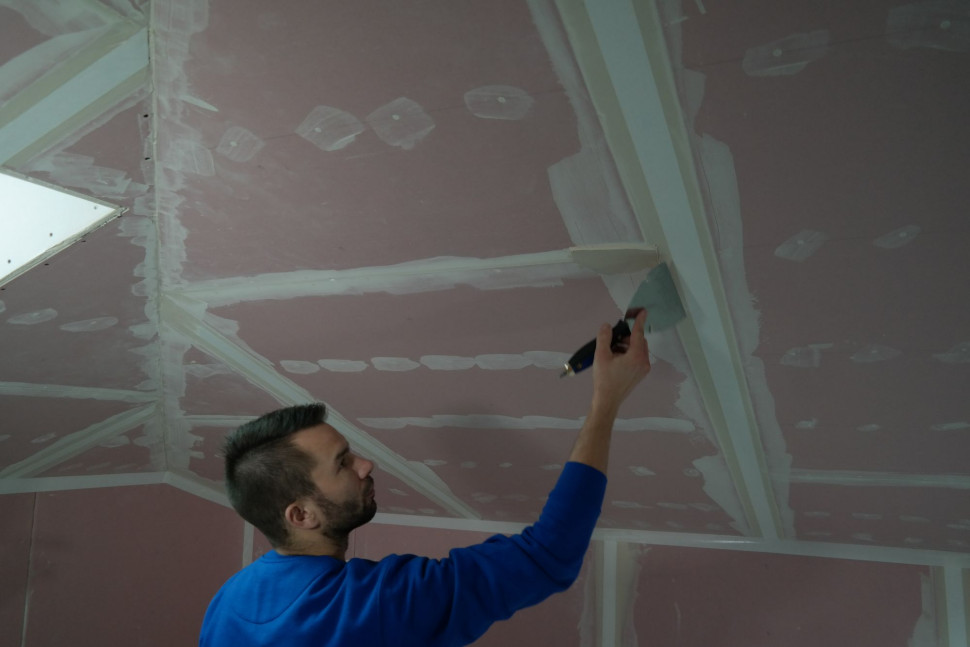 Spoinowanie połączeń płyt G-K na poddaszu. fot. Knauf