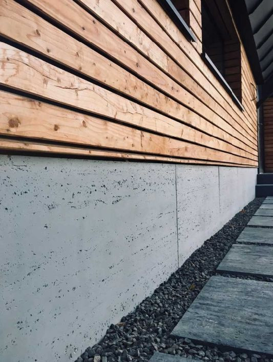 Beton architektoniczny można łączyć z innymi surowcami na przykład z drewnem