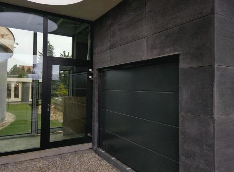 Ciekawym zabiegiem jest zastosowanie kamienia naturalnego w połączeniu z betonem dekoracyjnym