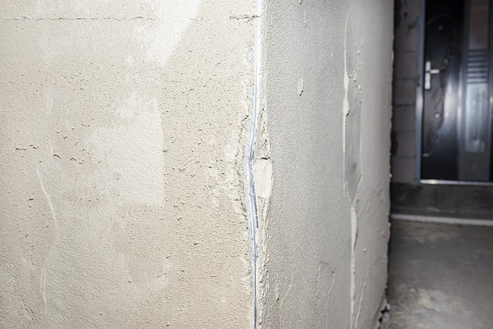 Uszkodzone, powyginane narożnikowe profile aluminiowe trzeba wymienić na nowe |  Fot. Baumit 