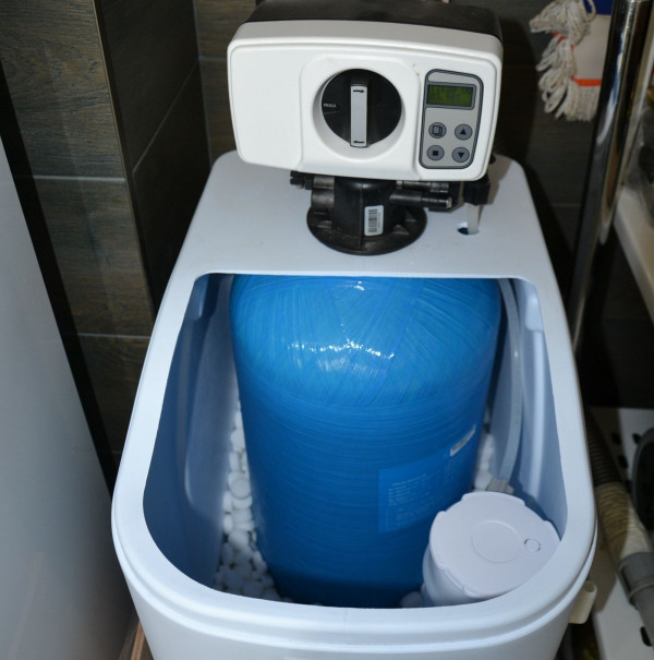 W zmiękczaczu znajduje się kolumna ze złożem żywicowym