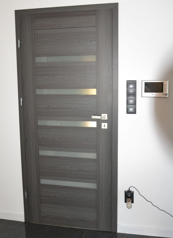Przylgowe drzwi z poziomymi szybkami wykończono laminatem