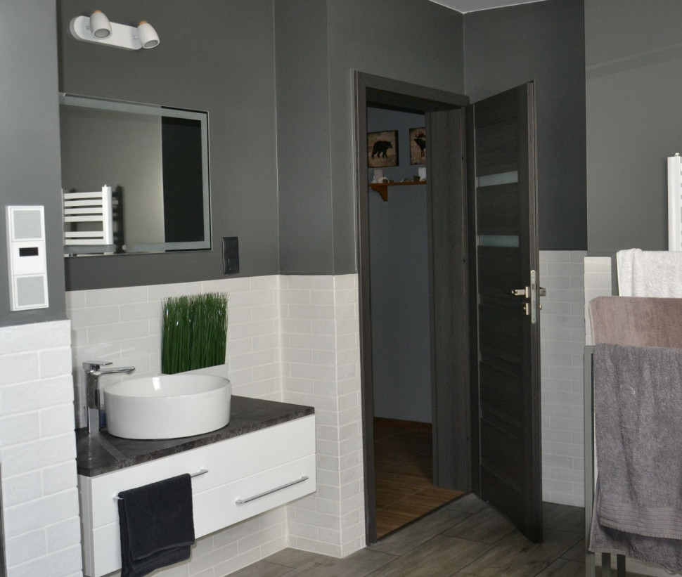 W drzwiach do łazienki jest podkrój i tylko dwie szybki