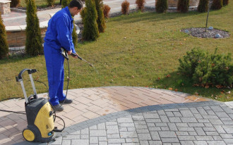 Pielęgnacja nawierzchni w ogrodzie