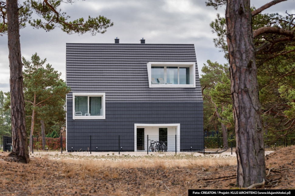 Dachówka płaska DOMINO marki CREATON na elewacji hotelu