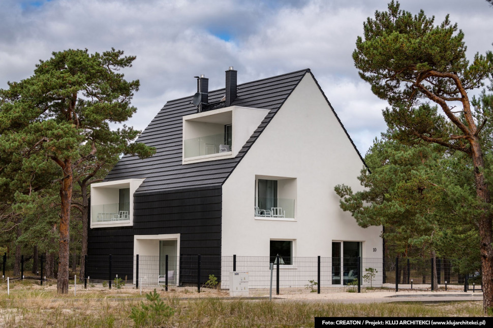 Dachówka płaska DOMINO marki CREATON na elewacji hotelu