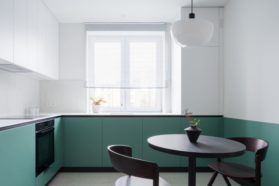 Nowoczesny stół z krzesłami w ciemnym kolorze