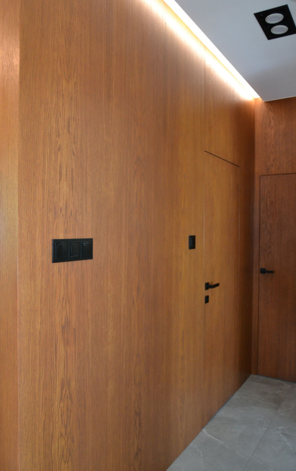 Chowane, bezprzylgowe skrzydła wykończono fornirem dębowym (jak na okładzinie ściennej)