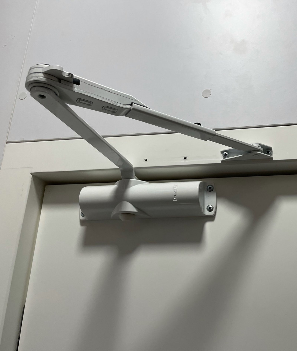 Domykacz na drzwiach do spiżarni