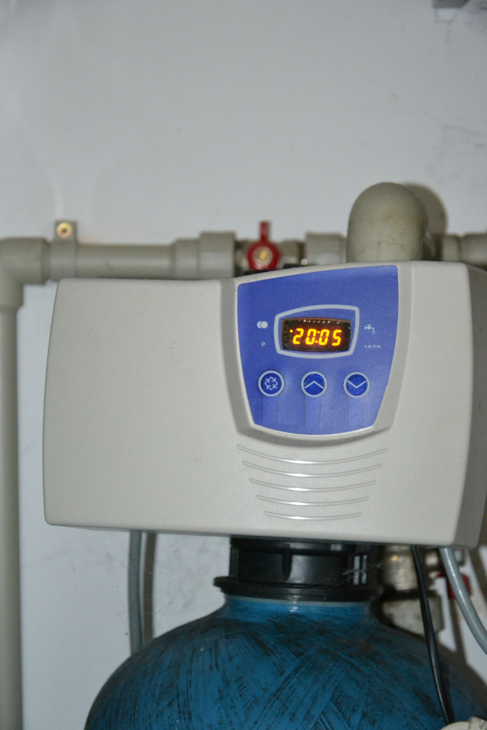 Na kolumnie znajduje się automatyczna głowica sterująca płukaniem złoża