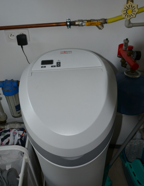 Za wodomierzem i tuż przed zmiękczaczem zamontowano wymienny filtr mechaniczny