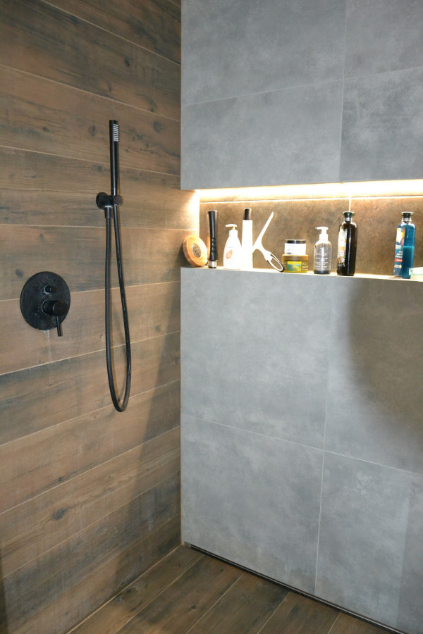 Odpływ ścienny to designerski detal we wnęce z natryskiem