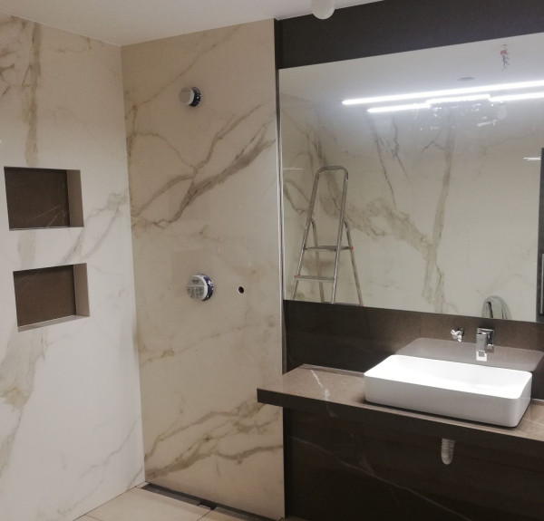 Zdjęcie archiwalne z montażu odpływu i natrysku typu walk-in