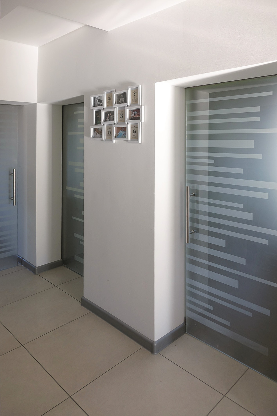 Drzwi wykonano z piaskowanego hartowanego szkła o grubości 8 mm