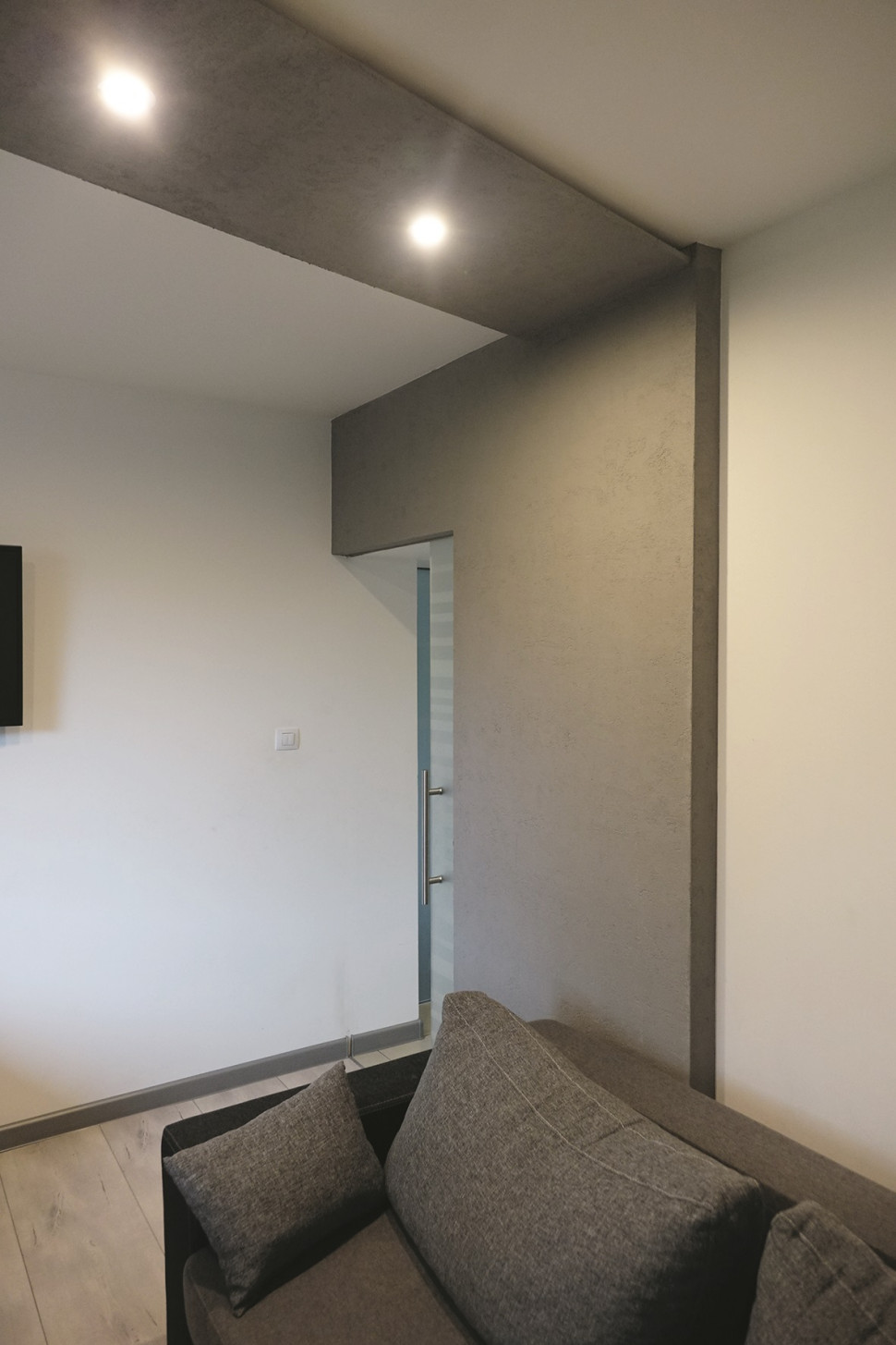 Wypust w ścianie zawierający mechanizm przesuwny i kieszeń na skrzydło