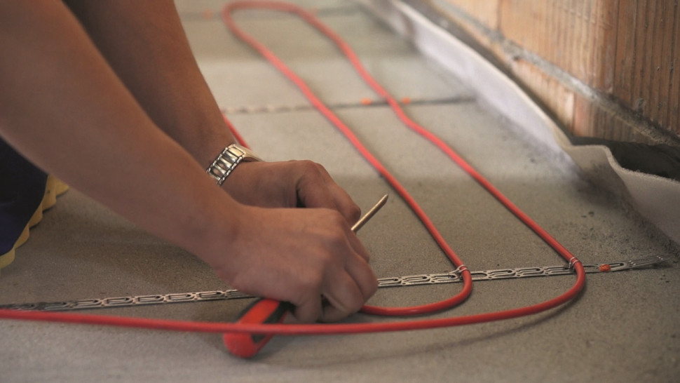 Pierwszy etap montażu przewodów grzejnych