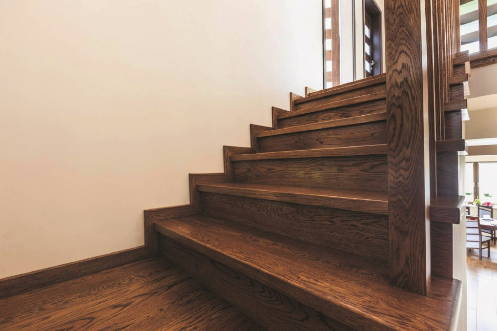 Schody zabiegowe z drewna dębowego na konstrukcji betonowej.