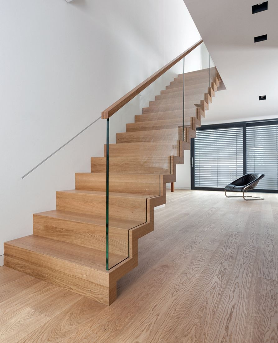 ST876 - schody drewniane dywanowe, wykończone lakierem bądź olejem. Balustrada szklana.