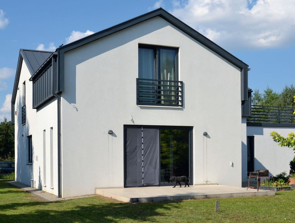 Płyty gresu na tarasie (imitują beton) wtapiają się w otoczenie