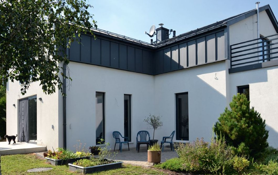 Właściciele usytuowali dom blisko drogi po to, żeby dalej mieć ogród wypoczynkowy