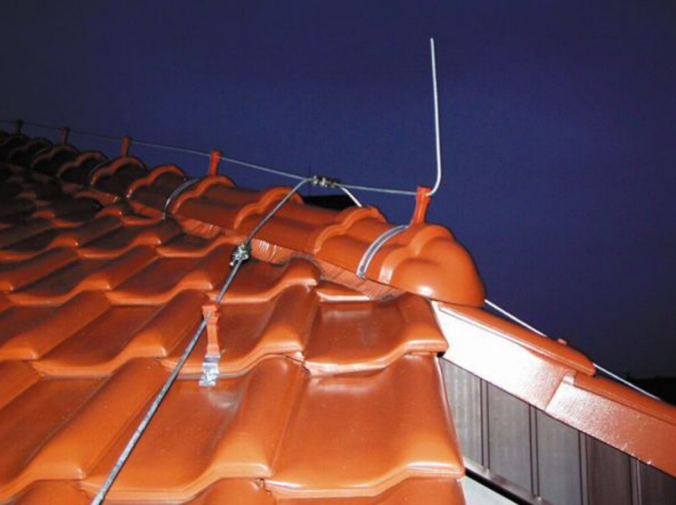 Sposób umocowania zwodów na dachu (fot. Błyskawica)
