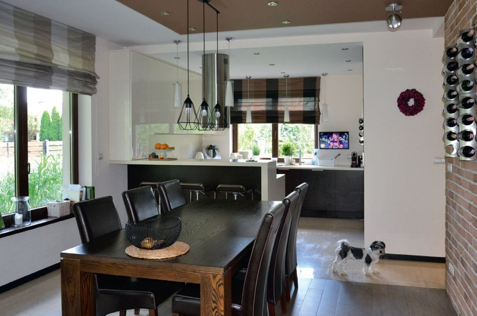 Jadalnia, w tle otwarta kuchnia