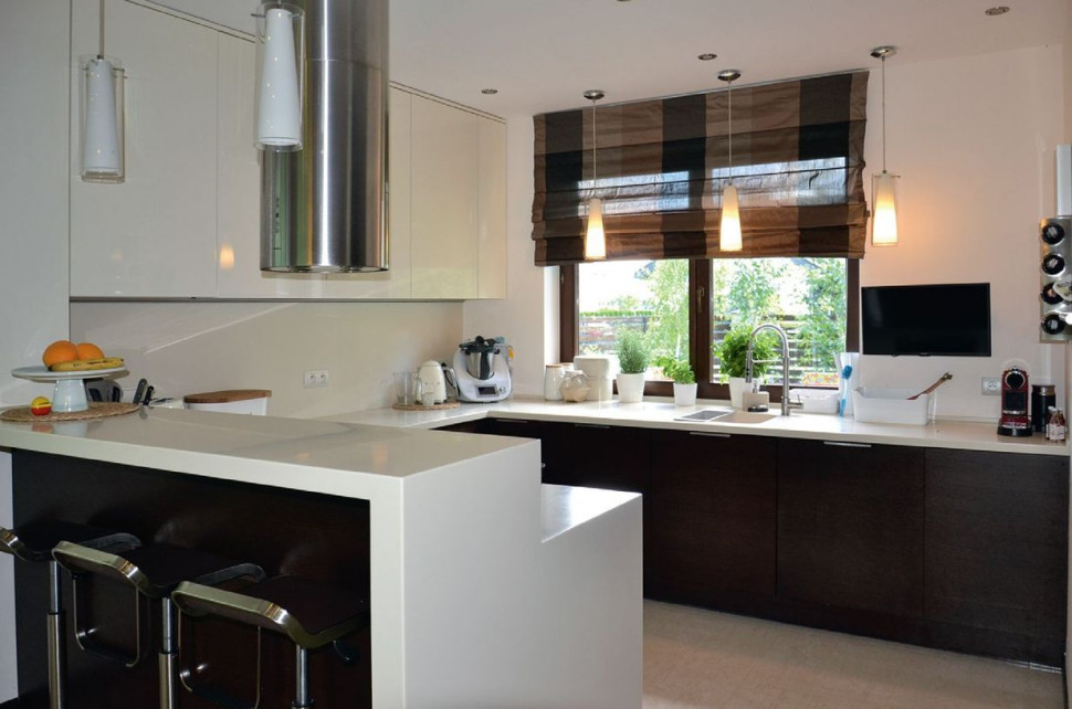 Kuchnia: górne szafki w kolorze waniliowym wyglądają lżej od dolnych w kolorze czekoladowym