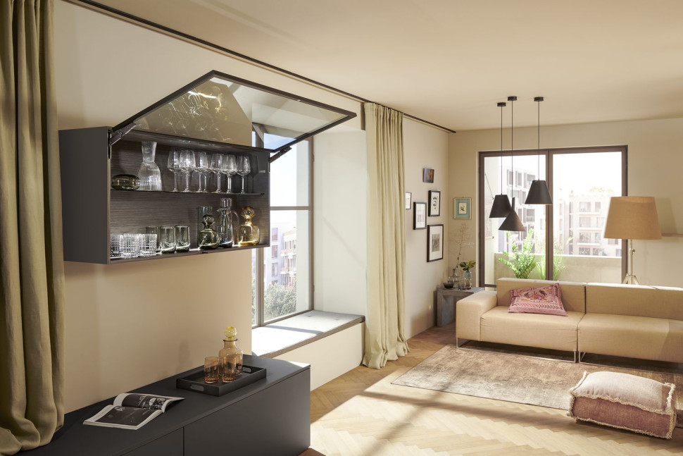 AVENTOS HKi wtapia się w meble - perfekcyjna integracja z bokiem korpusu.