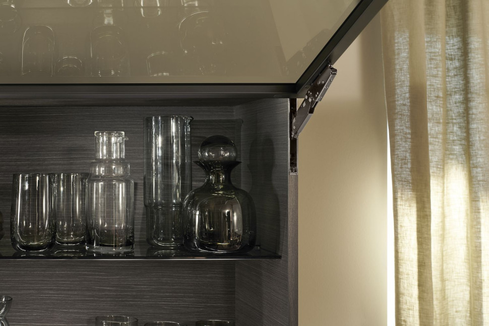 Mimo wąskiej konstrukcji podnośnik gwarantuje sprawdzoną jakość Blum i możliwość łatwej regulacji od przodu