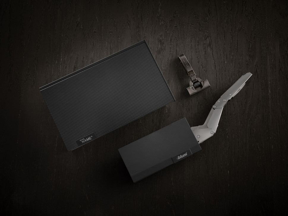 Dark Surfaces: Blum oferuje ciemne okucia i zaślepki do frontów górnych, dolnych oraz szuflad