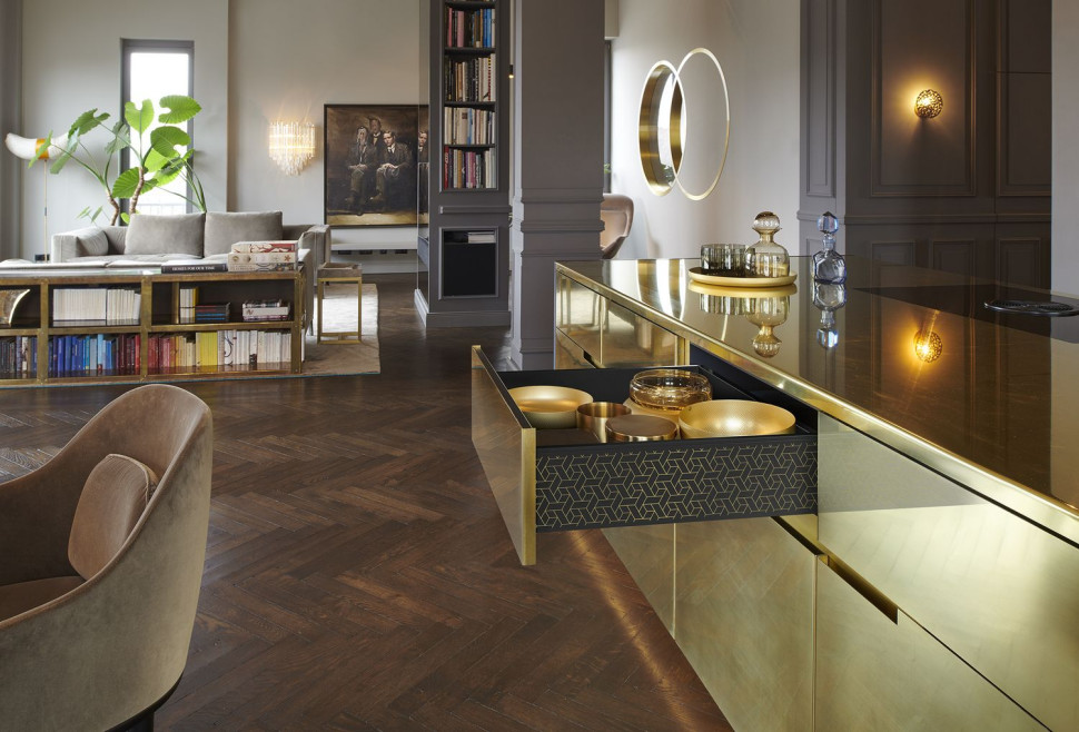 Purism: Kompaktowe okucia podkreślają purystyczną stylistykę. Hitem jest AVENTOS HKi - podnośnik, który chowa się w boku korpusu