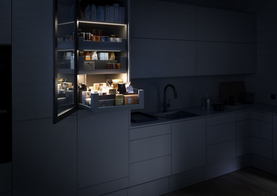 Podświetlenie mebli ma wymiar funkcjonalny, ponieważ zawartość mebli staje się dobrze widoczna, oraz emocjonalny, tworząc nastrojowe kulisy świetlne