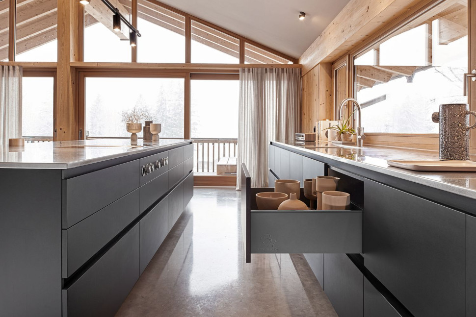 Druk, grawerowanie, tłoczenie - LEGRABOX individual gwarantuje niepowtarzalny design. Na zdjęciu znajduje się logo klienta tłoczone na dużej powierzchni, bok w kolorze antracyt mat bez dolnej zaakcentowanej linii