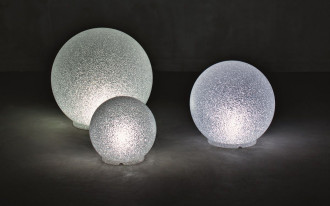 Lampki, latarnie, reflektory - czym oświetlić ogród?