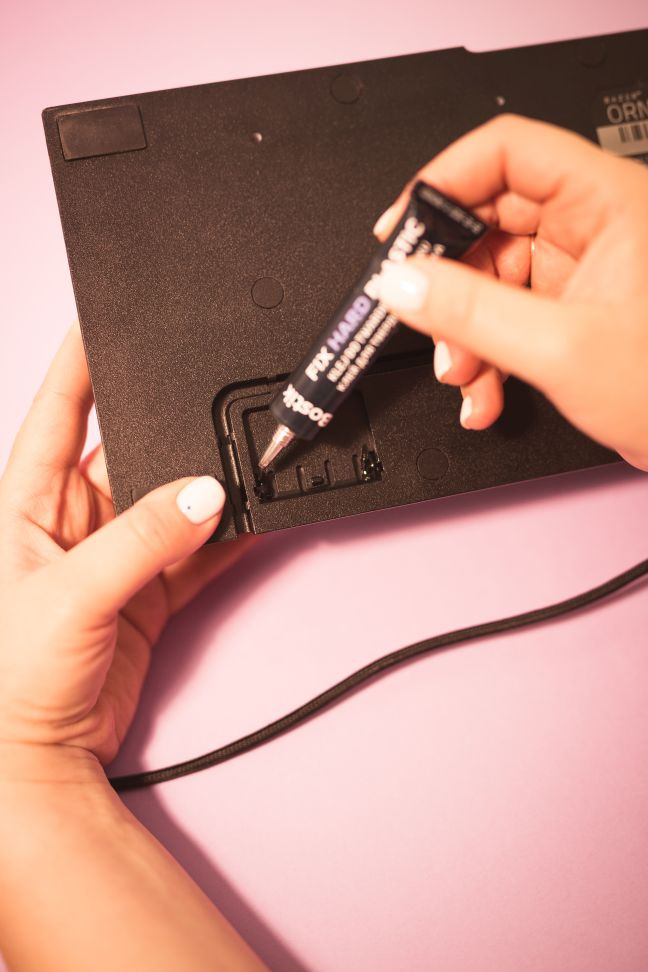 Przyklejanie nóżki do klawiatury