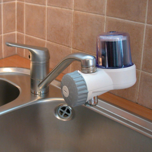 Niewielki nakranowy filtr węglowy poprawia smak i zapach wody używanej do picia