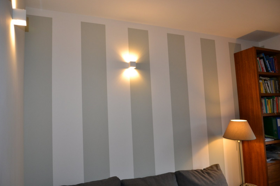 Dekoracja ścian: Pasy w kolorze jadeitu kończą się 8 cm od sufitu, a białe płynnie się z nim łączą