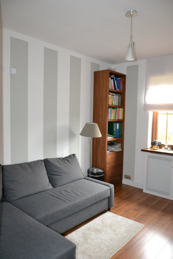 Ściany gabinetu, pełniącego również funkcję pokoju gościnnego, pomalowano w szerokie pasy