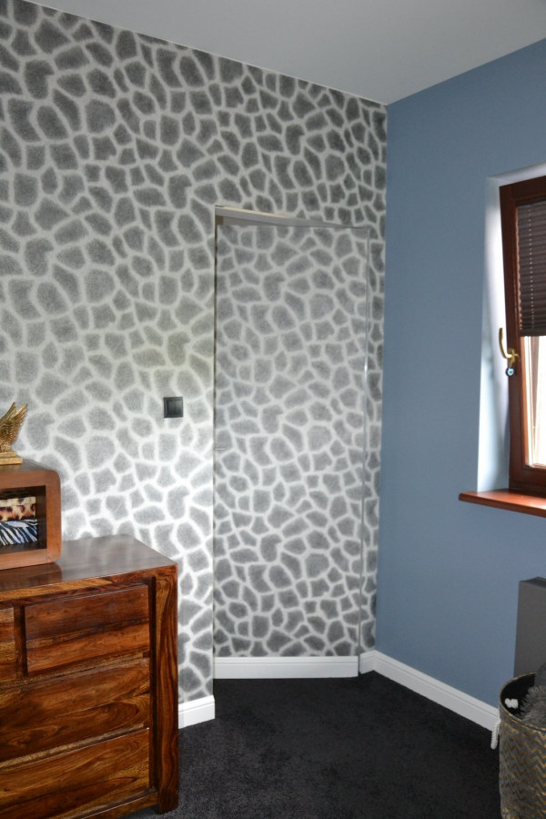 Tzw. secret door w sypialni obłożone tapetą w zwierzęcy wzór