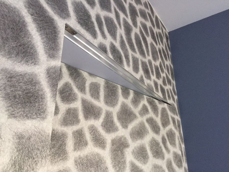 Rant aluminiowych drzwi pozostawiono bez tapetowania i malowania