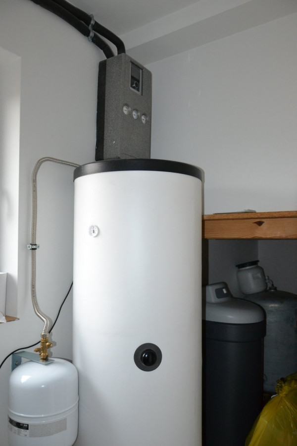 Schowek z hydroforem i stacją uzdatniania znajduje się przy kotłowni