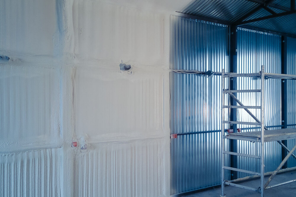 Oicieplenie blaszanego garażu od wewnątrz pianką Soudafoam SPF. fot. Soudal