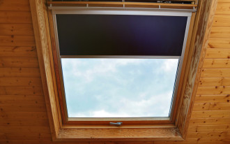 Markizy do okien dachowych - alternatywa dla klimatyzacji w domu