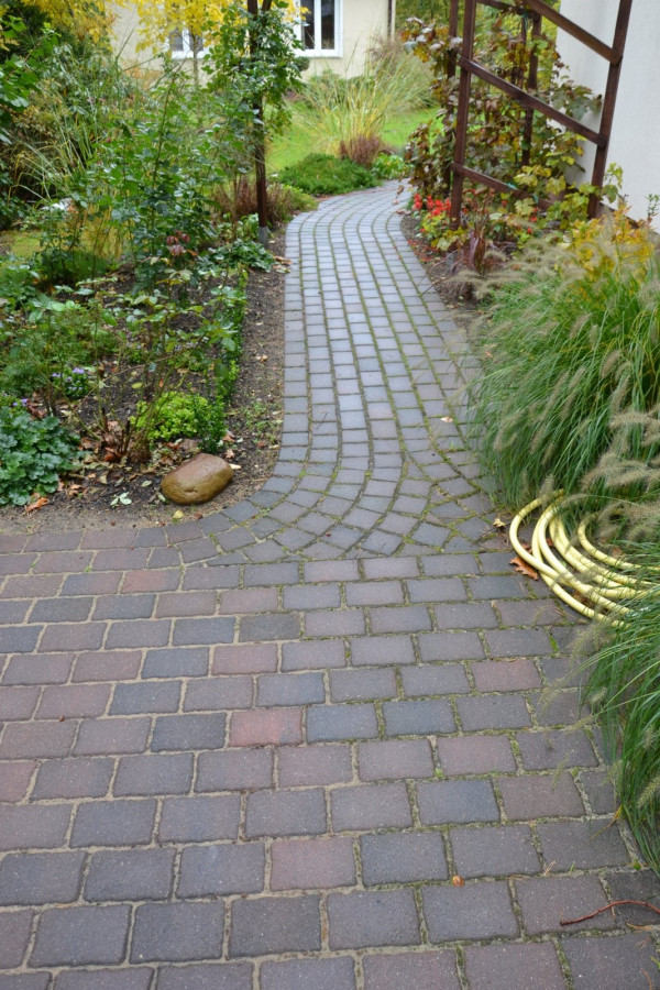 Wzór ścieżki powstał poprzez inne ułożenie tej samej kostki