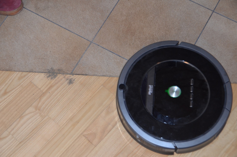 IRobot bardzo dobrze radzi sobie z piaskiem przyniesionym na butach - pod warunkiem, że jest suchy