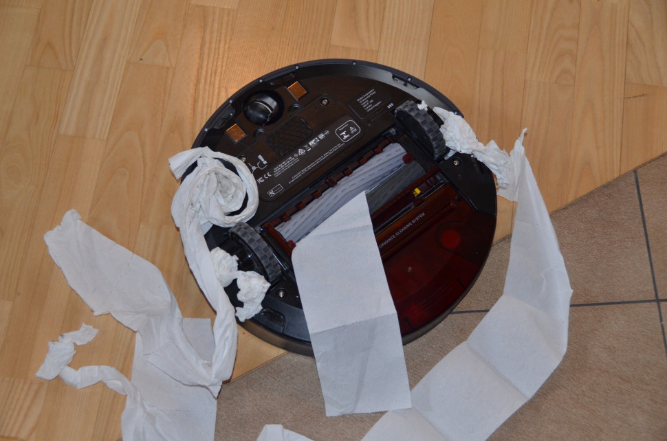 Elementy iRobota, w które może coś się wkręcić: koła, szczotka nagarniająca, gumowe szczotki główne