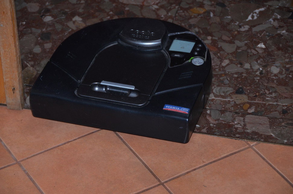 Neato nie dotyka przeszkód, zwalnia tuż przed nimi, iRobot niestety odbija się od nich