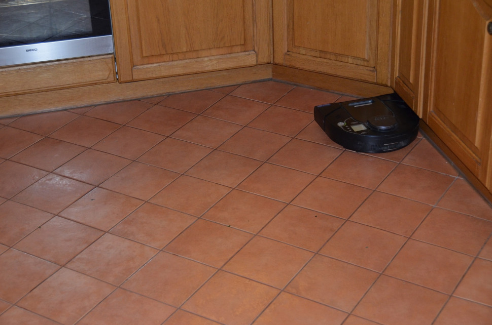 Neato sprząta, poruszając się dokładnie po linii równoległej do granicy podłogi