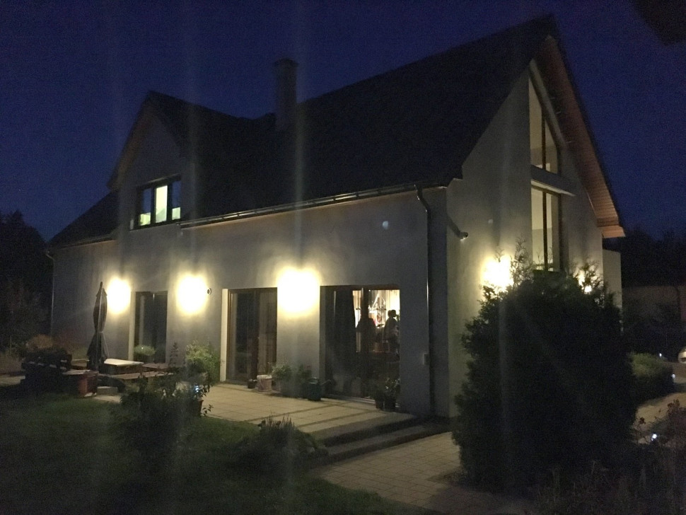 Kinkiety i oświetlony nimi po zmroku taras