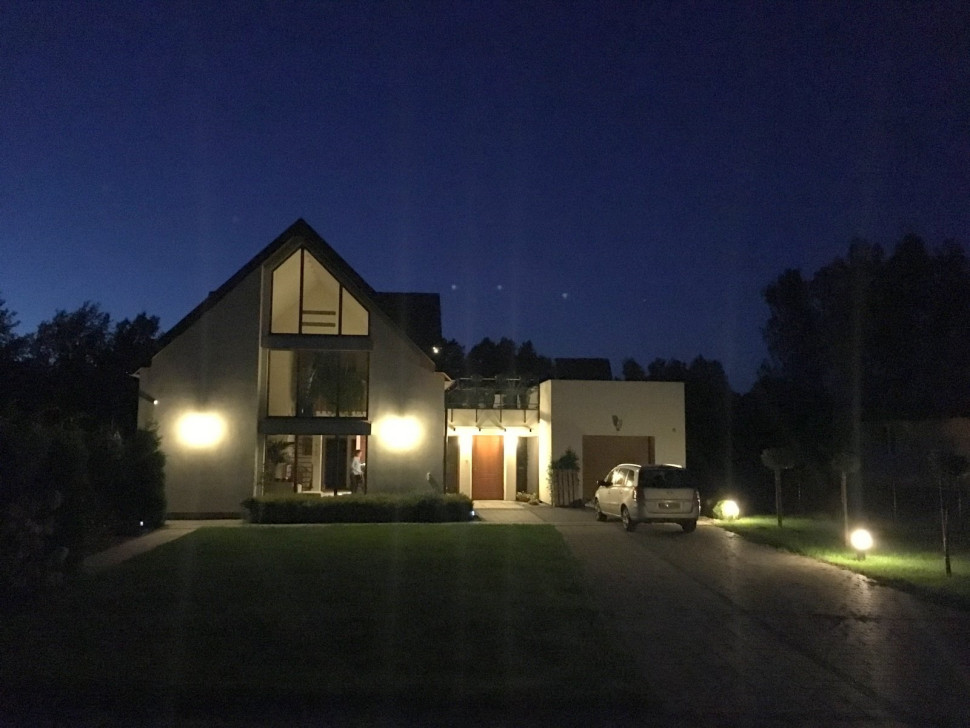 Oświetlony dom